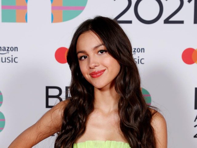 オリヴィア・ロドリゴ、BRITアワード会場で手紙をまわした相手たちが大物すぎた