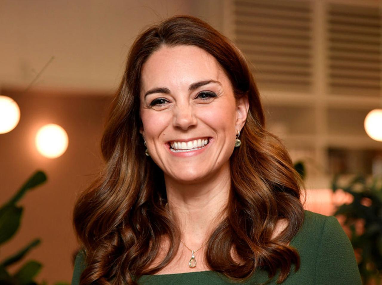 キャサリン妃、11年前に婚約を発表した時に着用していた大切なブラウスを着回し