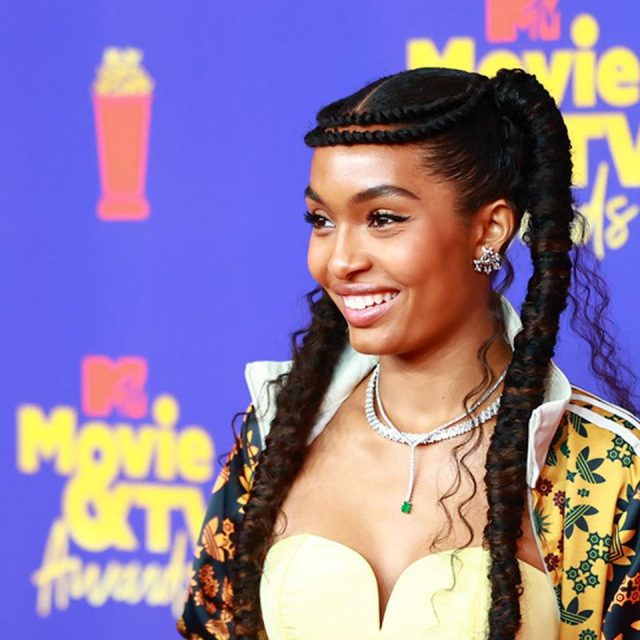 ヤラ・シャヒディ、スポーツブランドとハイブランドのミックスコーデが可愛い【MTV Movie & Tv Awards】