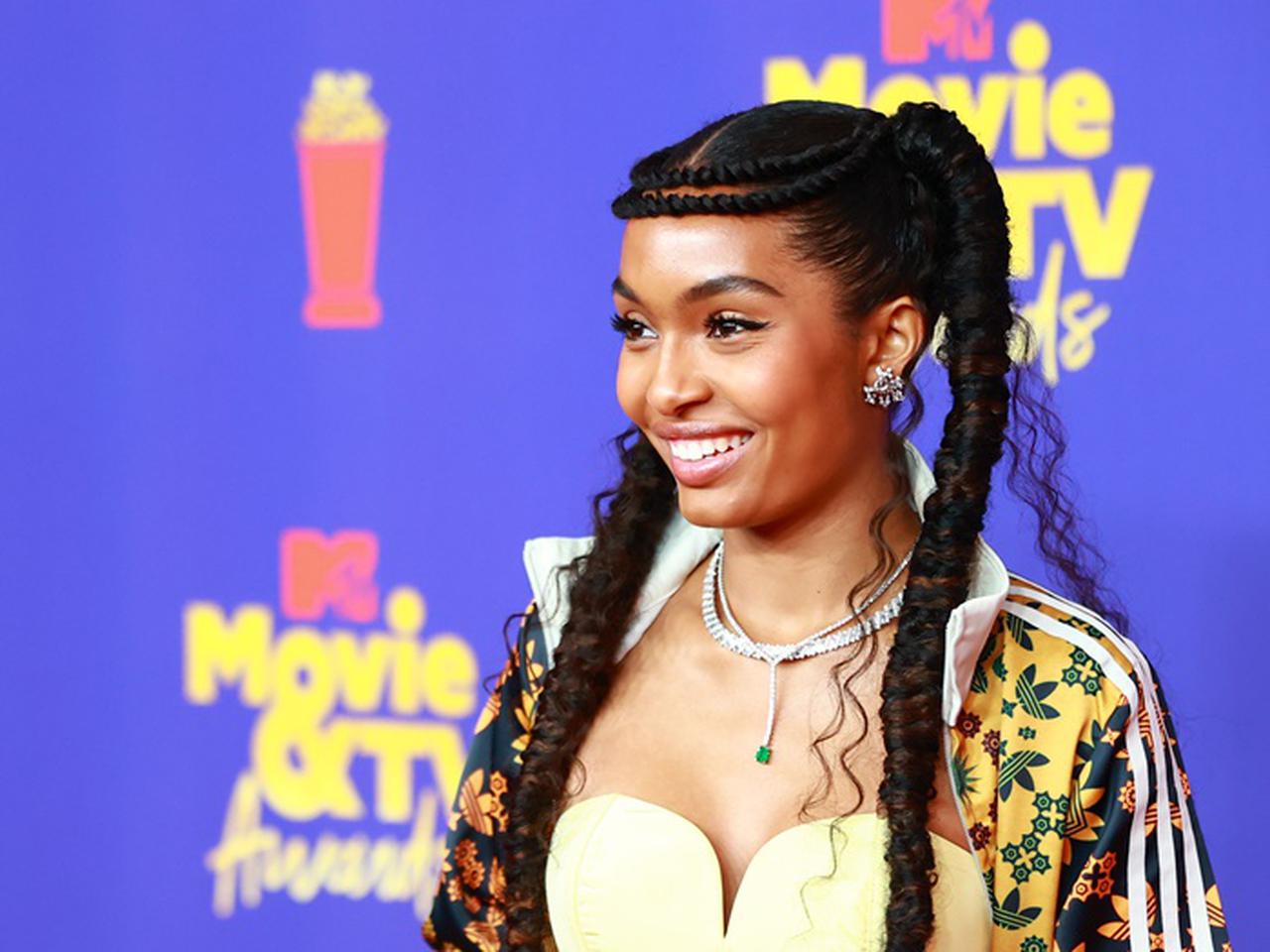 ヤラ・シャヒディ、スポーツブランドとハイブランドのミックスコーデが可愛い【MTV Movie & Tv Awards】