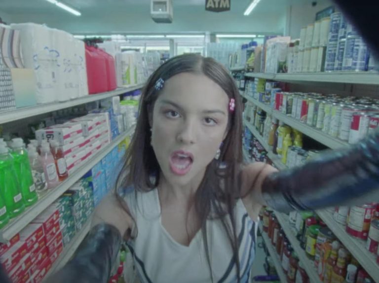 器用すぎる…オリヴィア・ロドリゴが今度は新曲「good 4 u」でロックシンガーに!?【歌詞和訳】