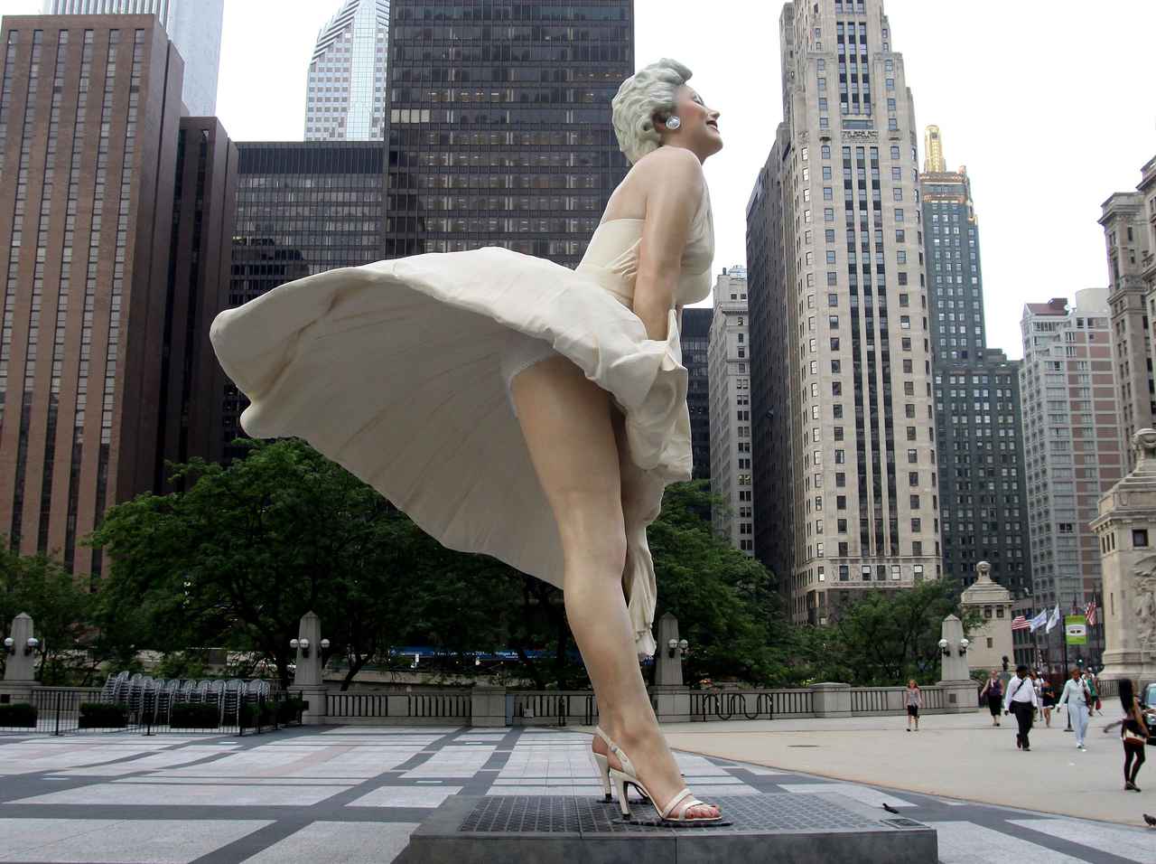 スカートの中が見えるマリリン・モンロー像は「盗撮を強いるようなもの」、ミソジニーだと物議