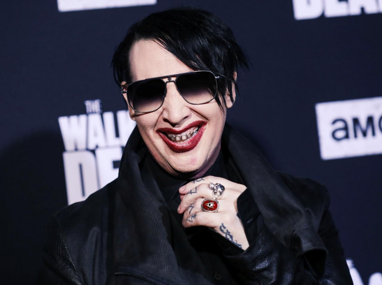 マリリン・マンソンに逮捕状 女性カメラマンに唾や鼻糞を吐きつけた疑い