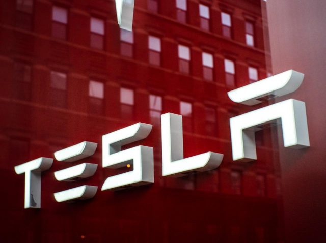 テスラ、オートパイロット使用中に「とんでもない場所」にいた運転手が捕まる