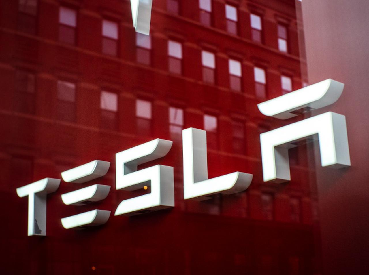 テスラ、オートパイロット使用中に「とんでもない場所」にいた運転手が捕まる