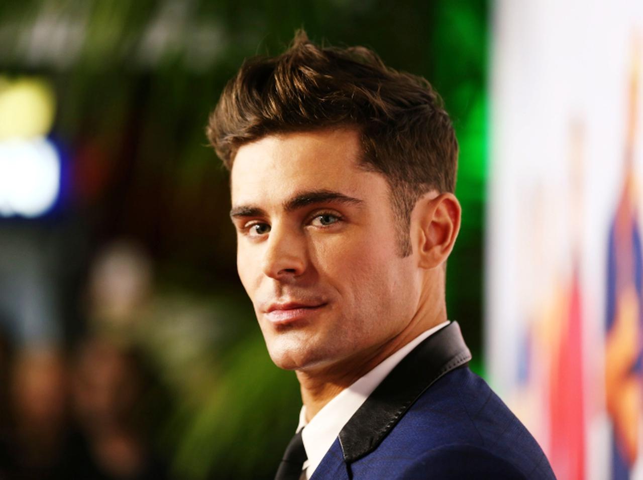 「顔の異変」が話題のザック・エフロン、整形疑惑に関して友人が“真相”を語る