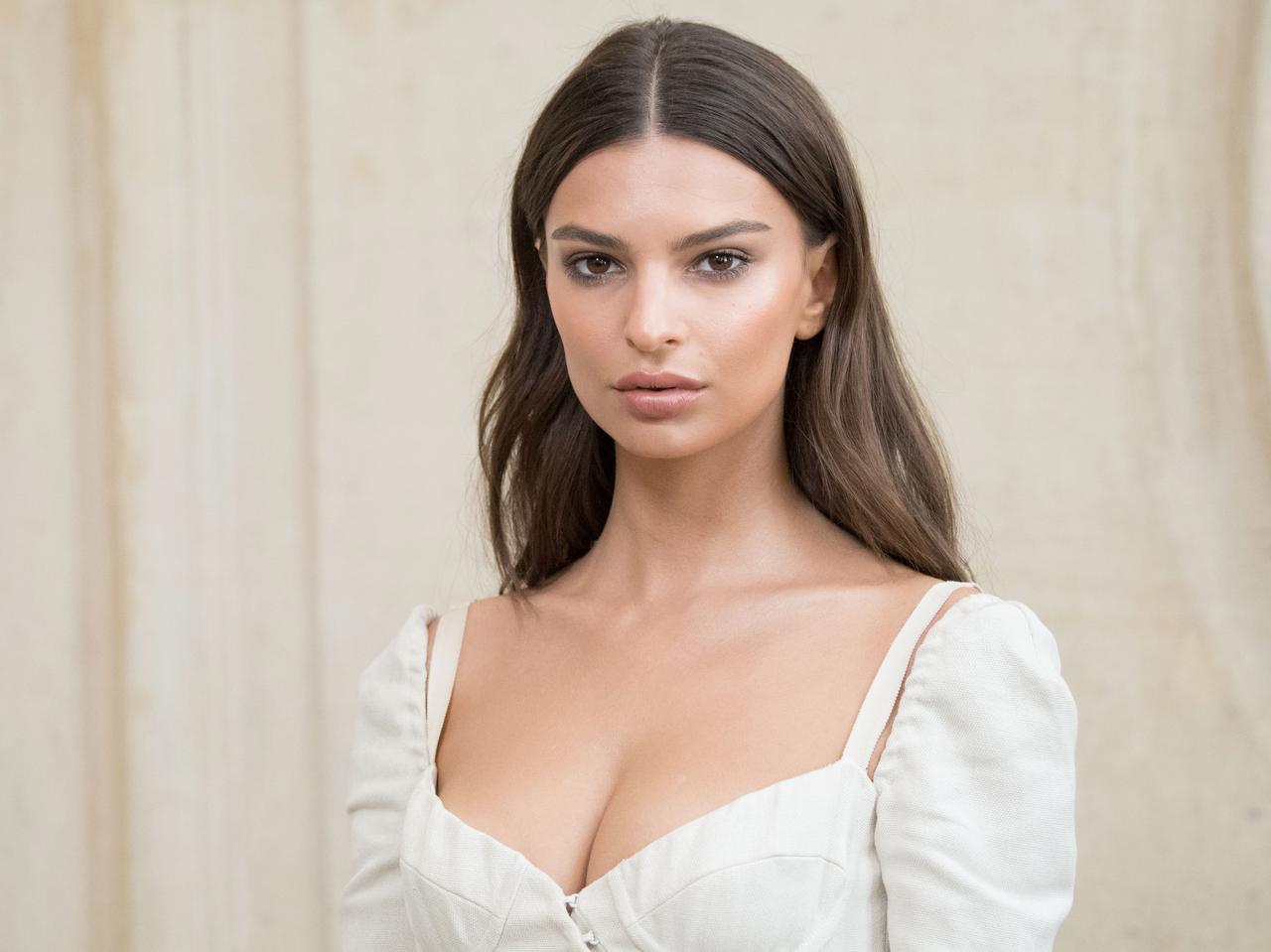 エミリー・ラタコウスキー、出産後も“肌トラブル”に悩まなかったヒミツを明かす