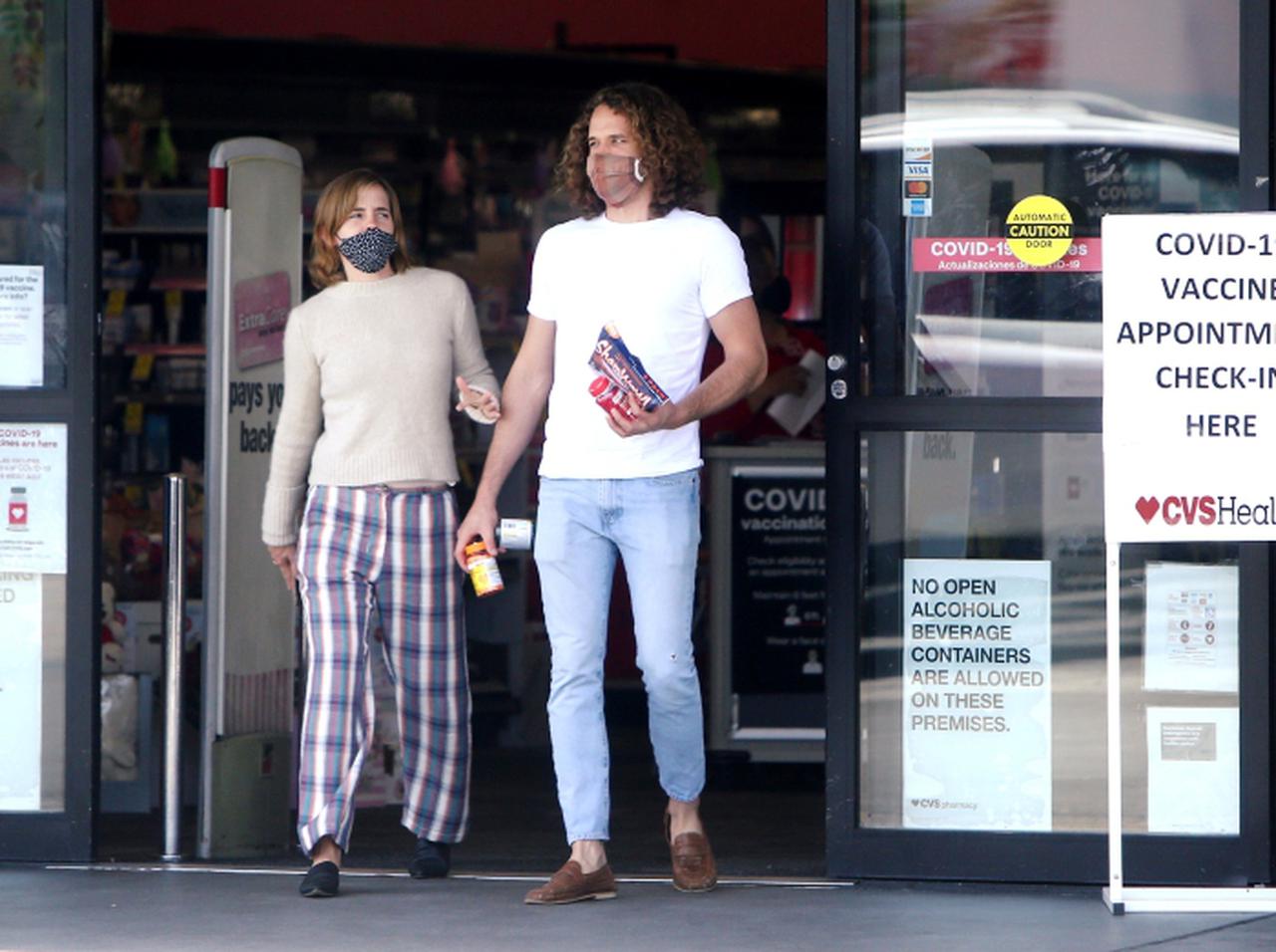 エマ・ワトソンがすっぴん＆マスクで恋人とドラストへ 買ったものが意外【写真アリ】