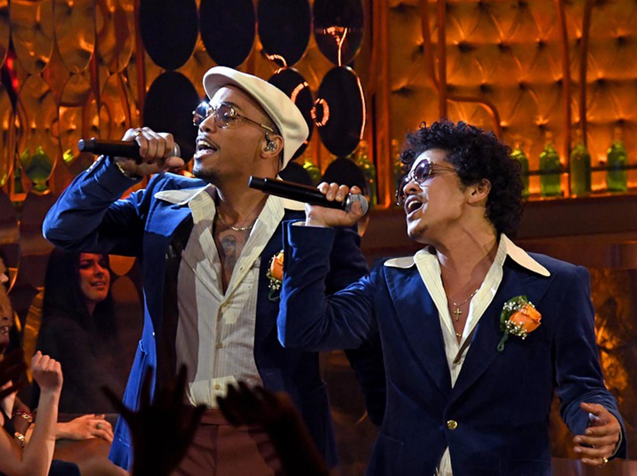 ブルーノ・マーズの行動に悲鳴!シルク・ソニックのパフォーマンスに目がハート