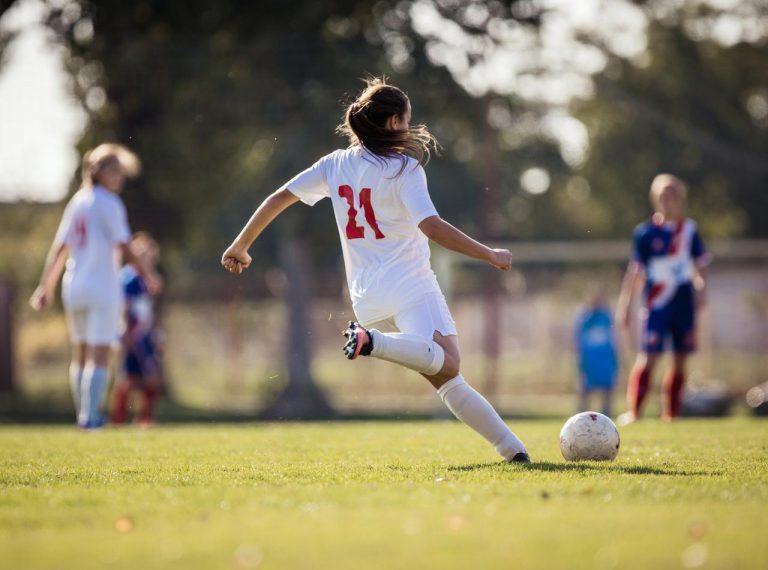 トランスジェンダーの学生の女子スポーツ参加議論が過熱するアメリカ、大人に批判集まる理由とは?【解説】