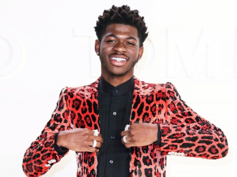 生放送中にパンツ破けたリル・ナズ・X、その後の服装に変化