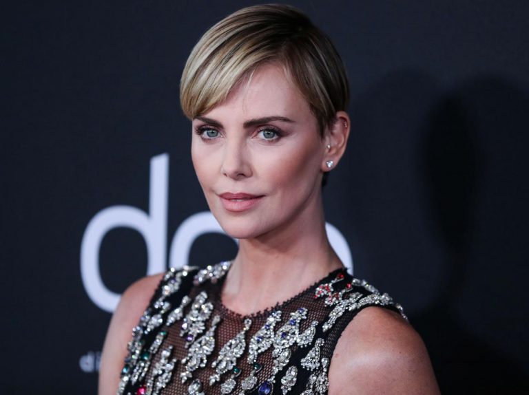 シャーリーズ・セロン、サーフィンにおける男女平等のために闘うサーファーを描く映画を制作