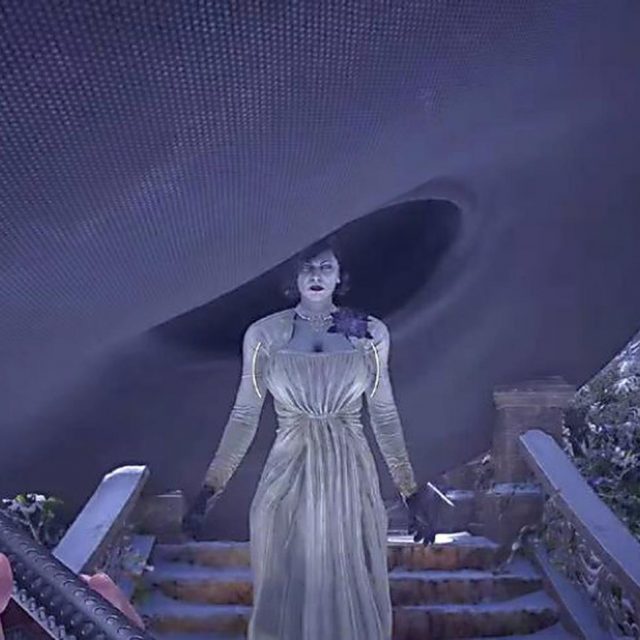 『バイオハザード ヴィレッジ』のドミトレスク夫人の帽子を大きくする改造をした海外ゲーマー