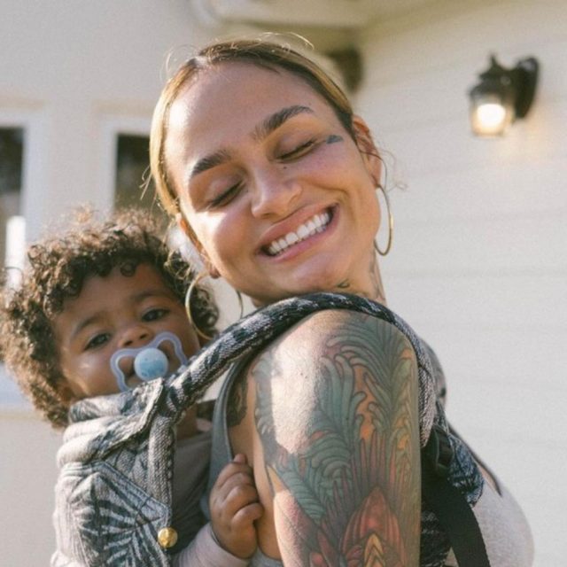 「普通」を変えたい、2歳の子を持つケラーニ流のクィア教育【プライドウィーク】