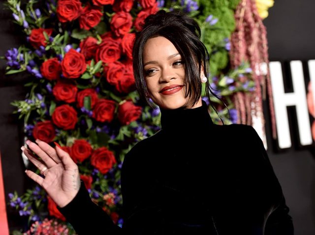 リアーナ、10年以上前に戻ったかのようなヘアスタイルにイメチェン