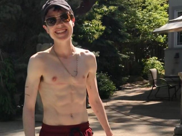 エリオット・ペイジ、乳房切除手術後の写真を初投稿！上半身を露出させた水着姿