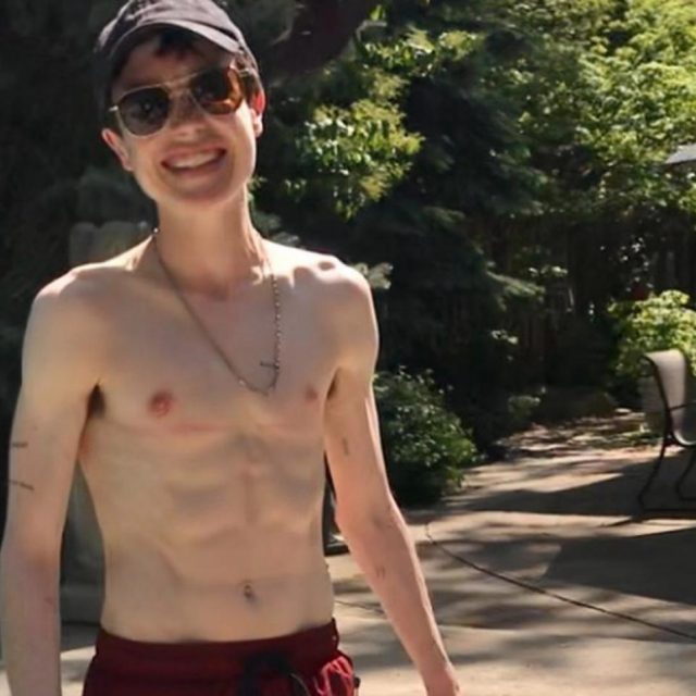 エリオット・ペイジ、乳房切除手術後の写真を初投稿！上半身を露出させた水着姿