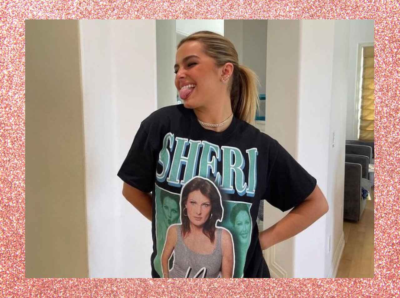 アディソン・レイ、母の顔と名前がプリントされた「グラフィックT」が1周回ってオシャレ