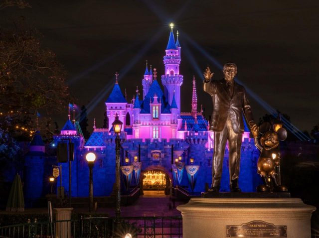 ディズニーランドのアトラクションに追加された「キスシーン」が批判の的に、理由は…