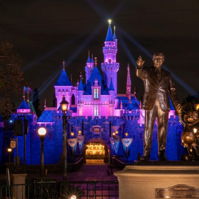 ディズニーランドのアトラクションに追加された「キスシーン」が批判の的に、理由は…