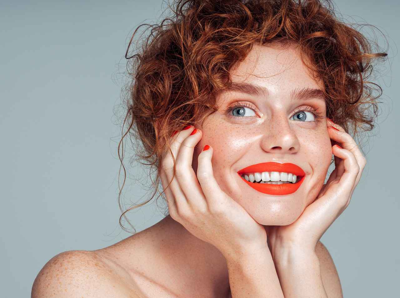 デューイな「ツヤ肌メイク」をつくる！コスメ選びの3つのコツとは？