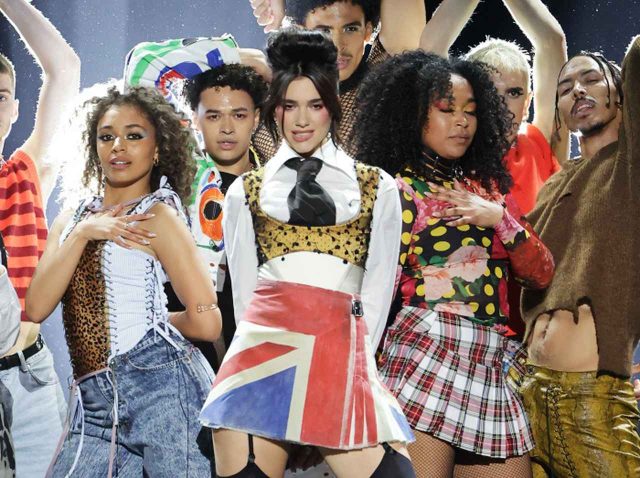 医療従事者には拍手よりも報酬を！デュア・リパがBRITアワードでジョンソン首相に提言