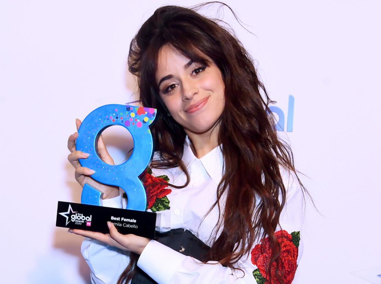 カミラ・カベロ、ホンダ「フィット」に乗って運転の練習【動画アリ】