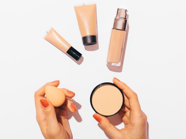 シームレス肌に仕上がる！ファンデを塗る前の簡単な裏ワザとは？