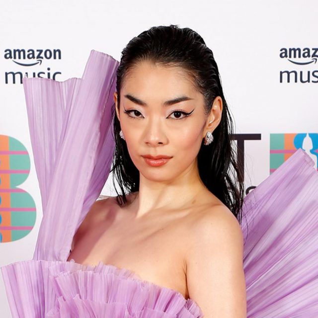 バルマンのデザイナー、アーカイブを着たいと言ってくれたリナ・サワヤマに感謝【BRITアワード】