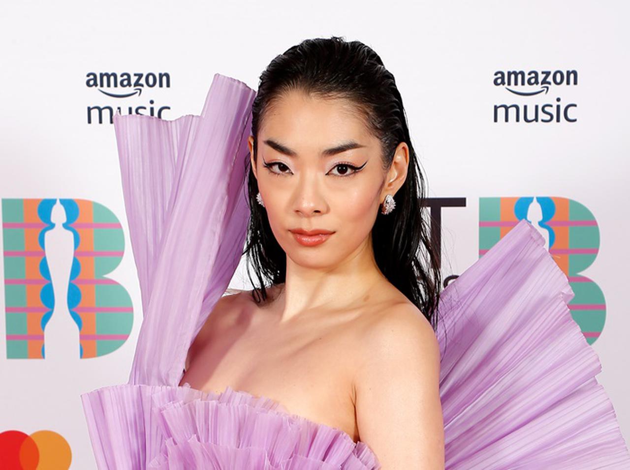 バルマンのデザイナー、アーカイブを着たいと言ってくれたリナ・サワヤマに感謝【BRITアワード】