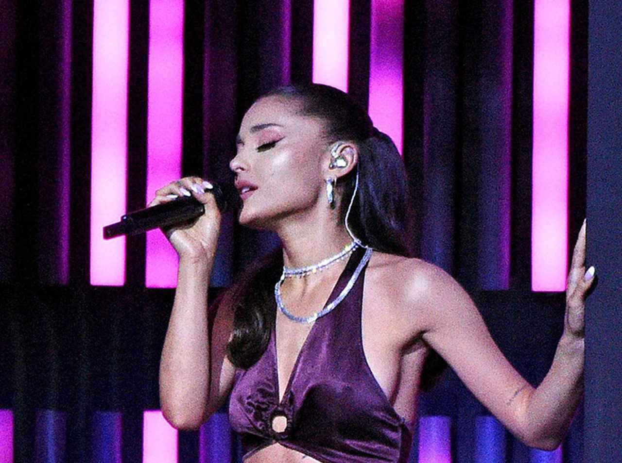 アリアナ・グランデ、パフォーマンス中に結婚指輪がキラリ!結婚後初めてパフォーマンス