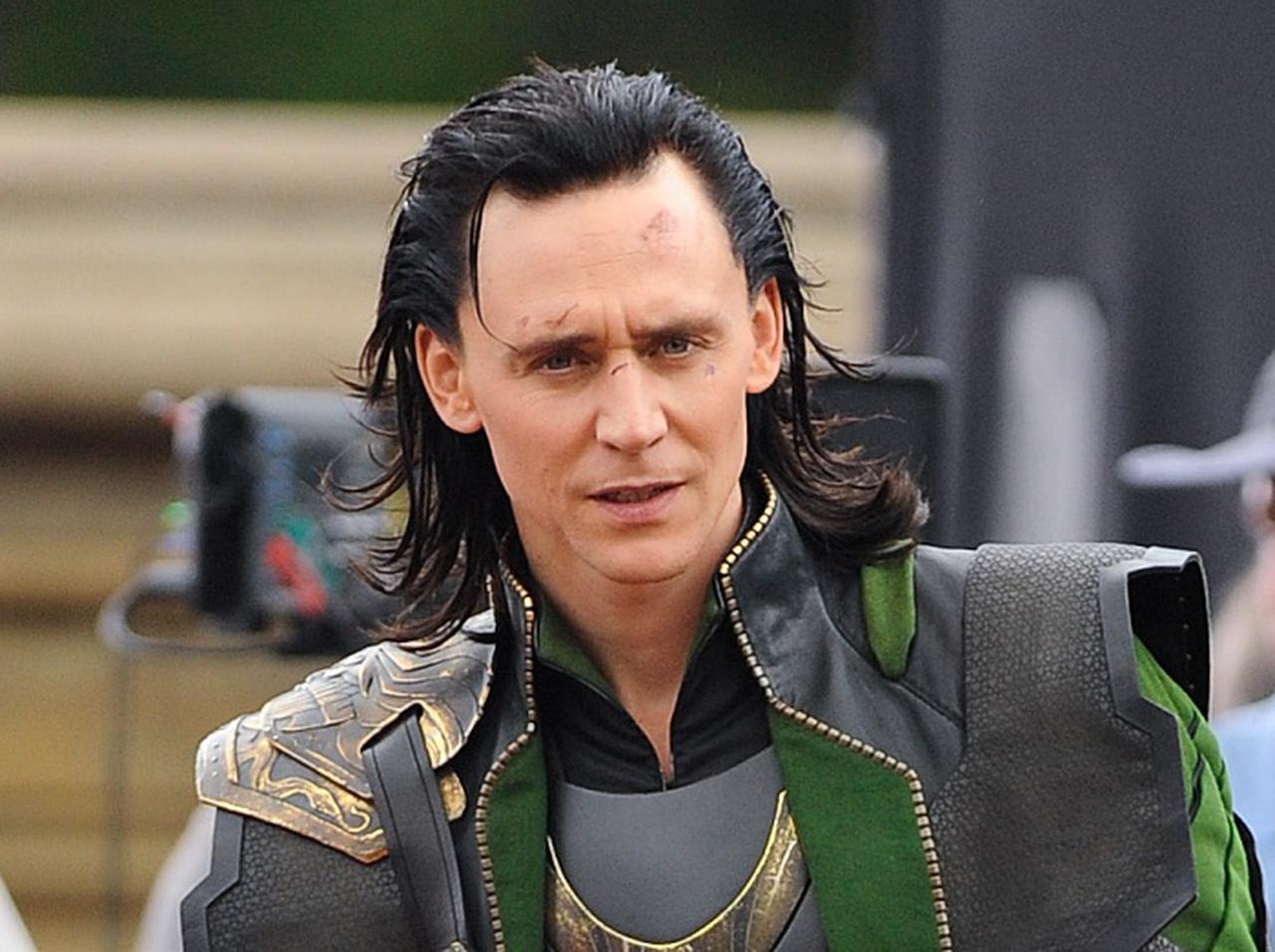 ドラマ『ロキ』より、ロキが真っ裸に“服を消される”衝撃の新映像が到着!新キャラクターも登場