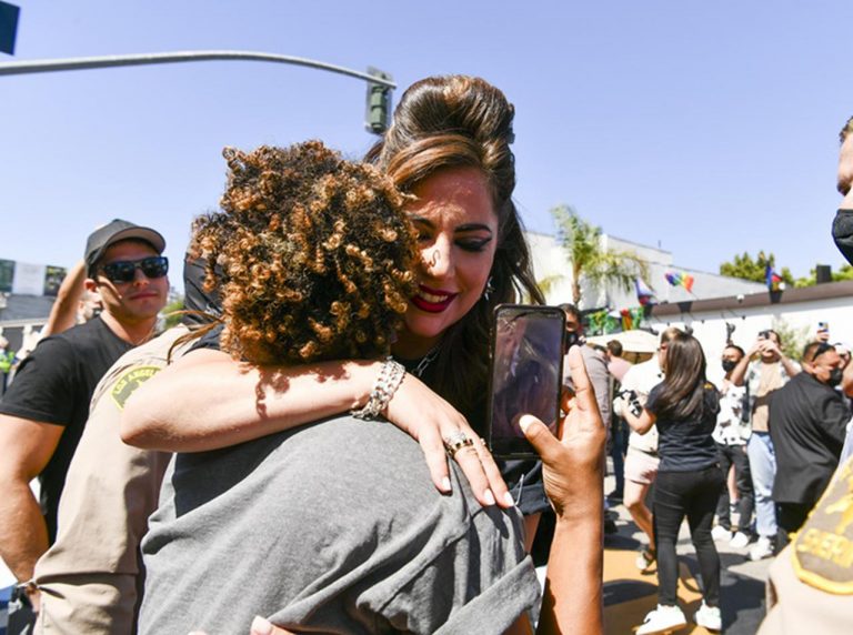 レディー・ガガ、『ボーン・ディス・ウェイ』10周年をファンとお祝い