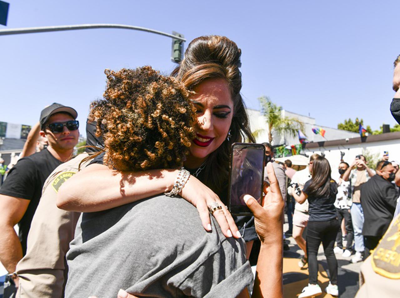 レディー・ガガ、『ボーン・ディス・ウェイ』10周年をファンとお祝い