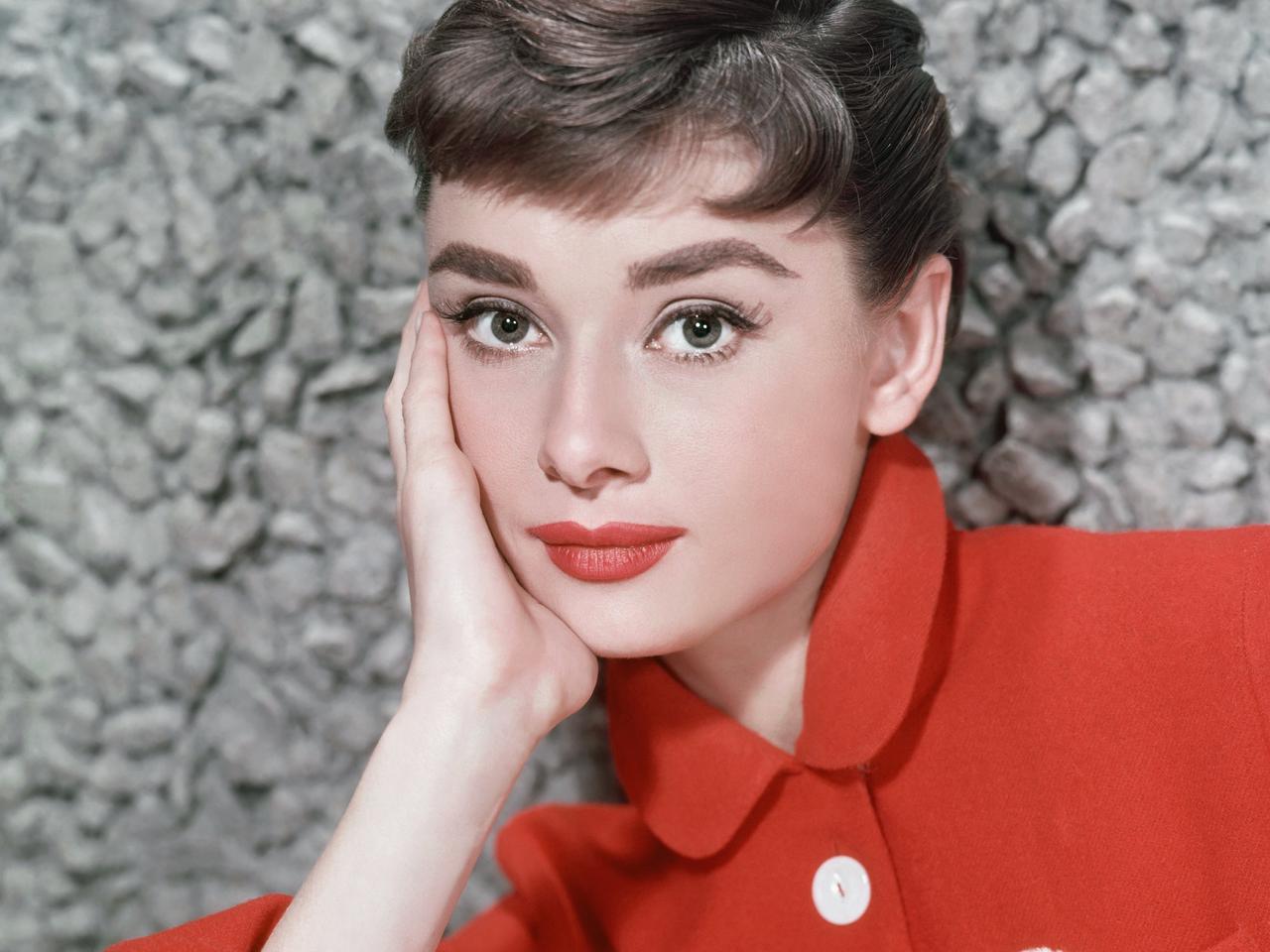 今でも買える！オードリー・ヘプバーンが愛用したコスメ4選