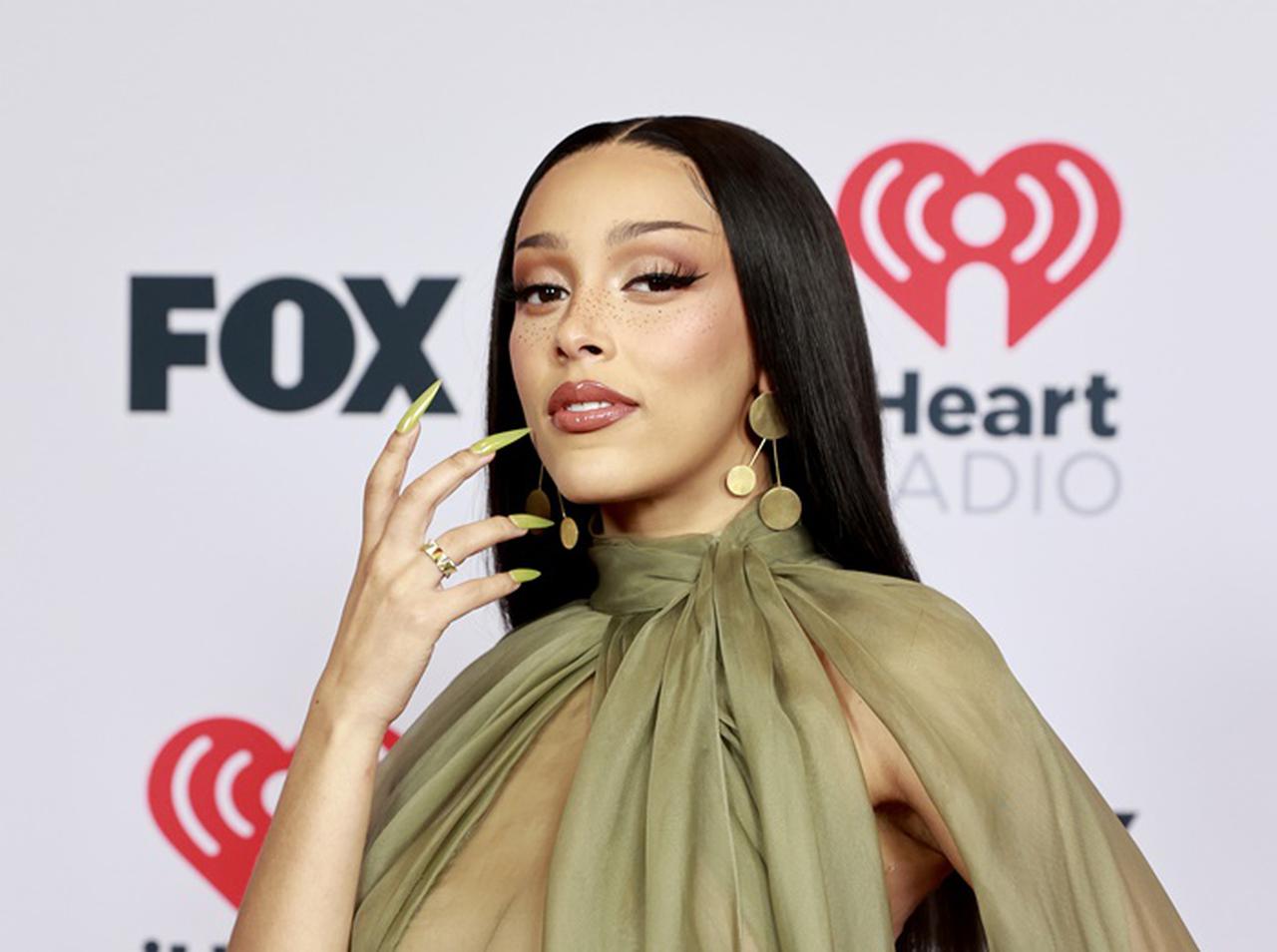 ドージャ・キャット、セクシーすぎる衣装でひと際目立つ【iHeart Awards】