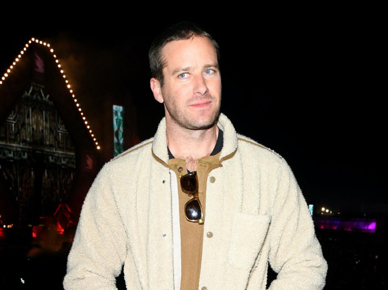 スキャンダルで全作品降板のアーミー・ハマー、久々に姿を見せる【写真アリ】