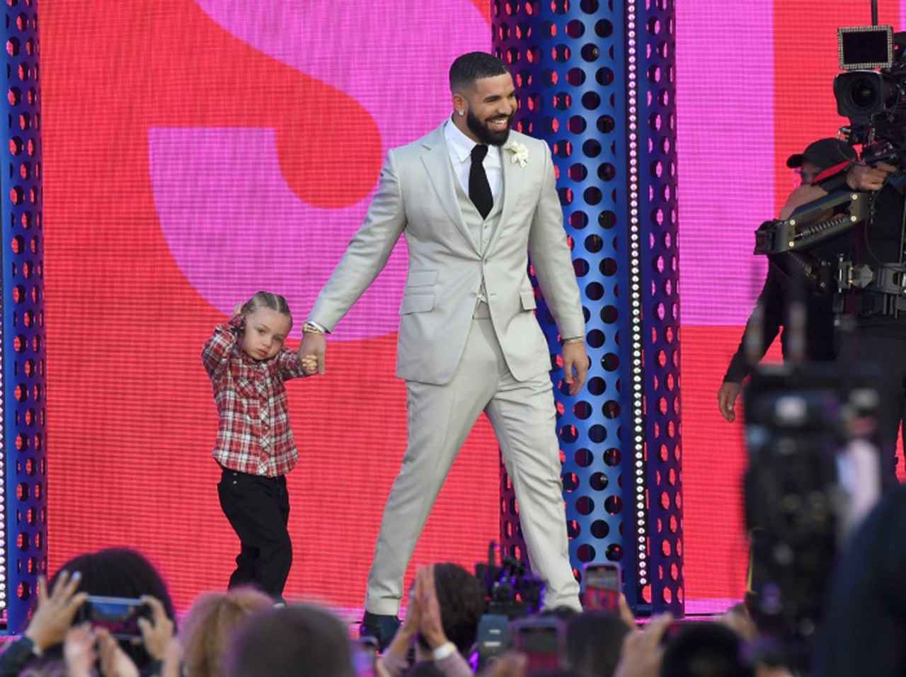 ドレイク、アワードデビューした3歳息子が可愛すぎる【ビルボード2021】