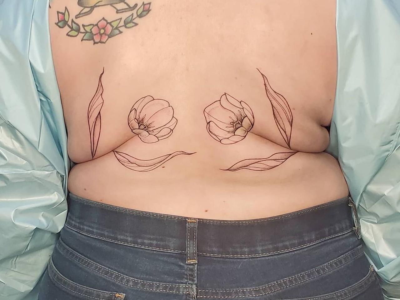 プラスサイズを祝福するタトゥー「ロールフラワー」が美しい