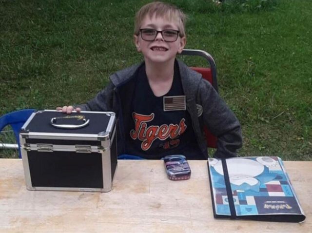 子犬の病を知った8歳の少年、ポケモンカードを売って治療費を稼ぎ、多くの命を守る
