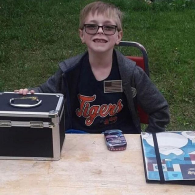 子犬の病を知った8歳の少年、ポケモンカードを売って治療費を稼ぎ、多くの命を守る