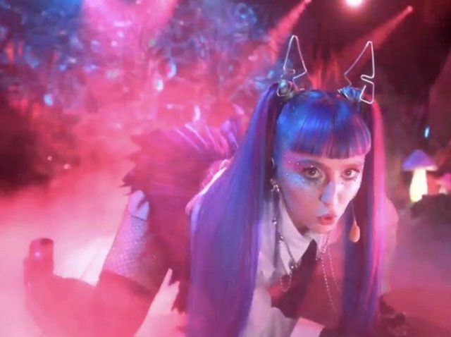 アシュニコ、メッセージ性が強いオンラインライブの様子をレポート