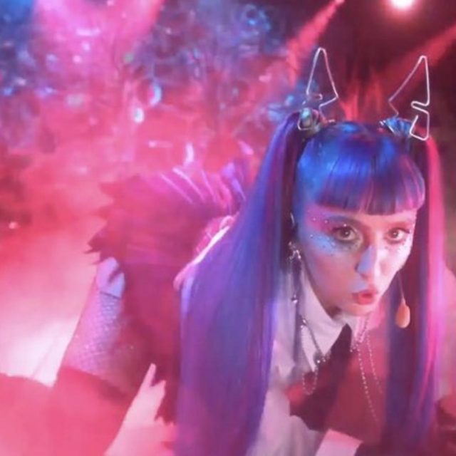 アシュニコ、メッセージ性が強いオンラインライブの様子をレポート