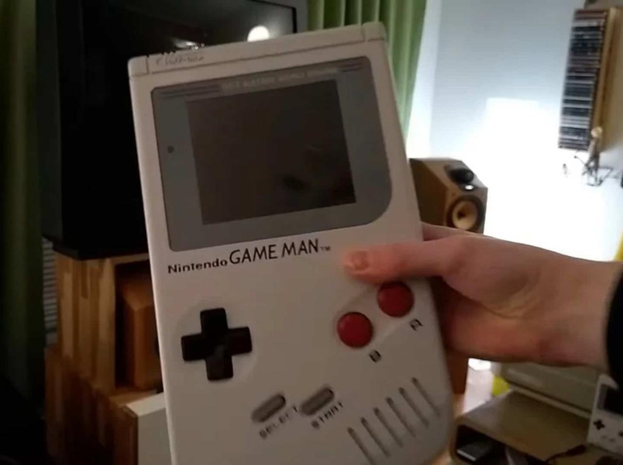 海外ゲーマーが巨大すぎるゲームボーイを制作!見やすいけれど、腕が疲れそう