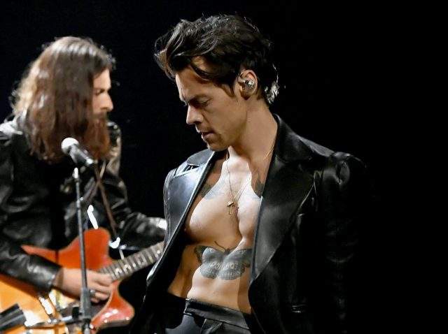 ハリー・スタイルズの「上半身裸」から“あるもの”が消える