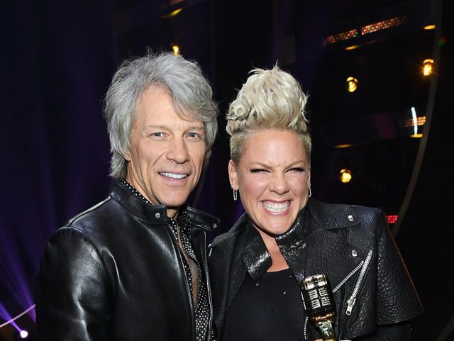 ピンク、ボン・ジョヴィのポスターを壁から剥ぎ取った理由が可愛すぎる