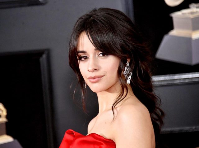 『シンデレラ』、ファーストルックを公開！カミラと王子様役のニコラス・ガリツィンとのシーンも