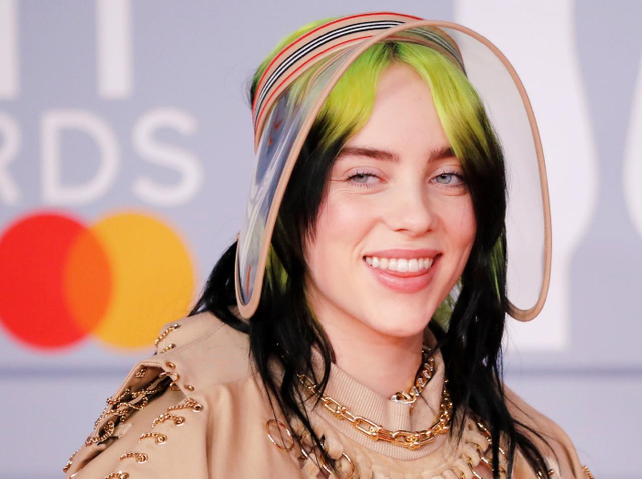 ビリー・アイリッシュ「絶対見せない」と言っていた秘密のタトゥーを見せる