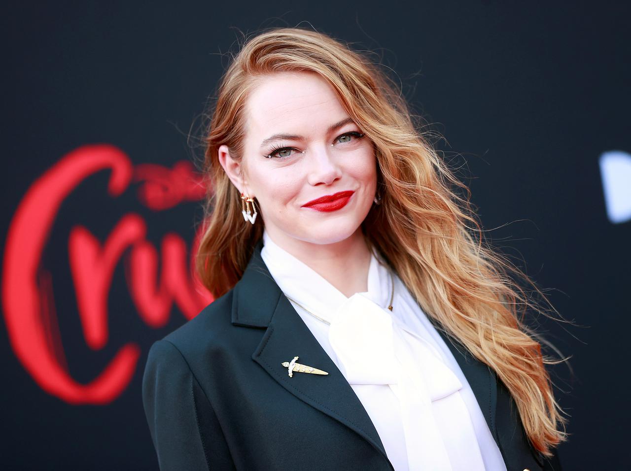 『クルエラ』エマ・ストーンがLAプレミアで見せた「ウィンク」にキュン