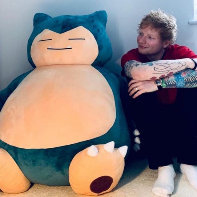エド・シーラン、ポケモン「カビゴン」の巨大ぬいぐるみにご満悦の表情